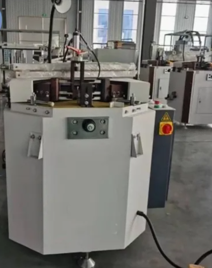 Machine à sertir les coins de portes et fenêtres en aluminium, course de lame de 100 mm × capacité de cadre de 3 500 mm, robuste, à tête unique