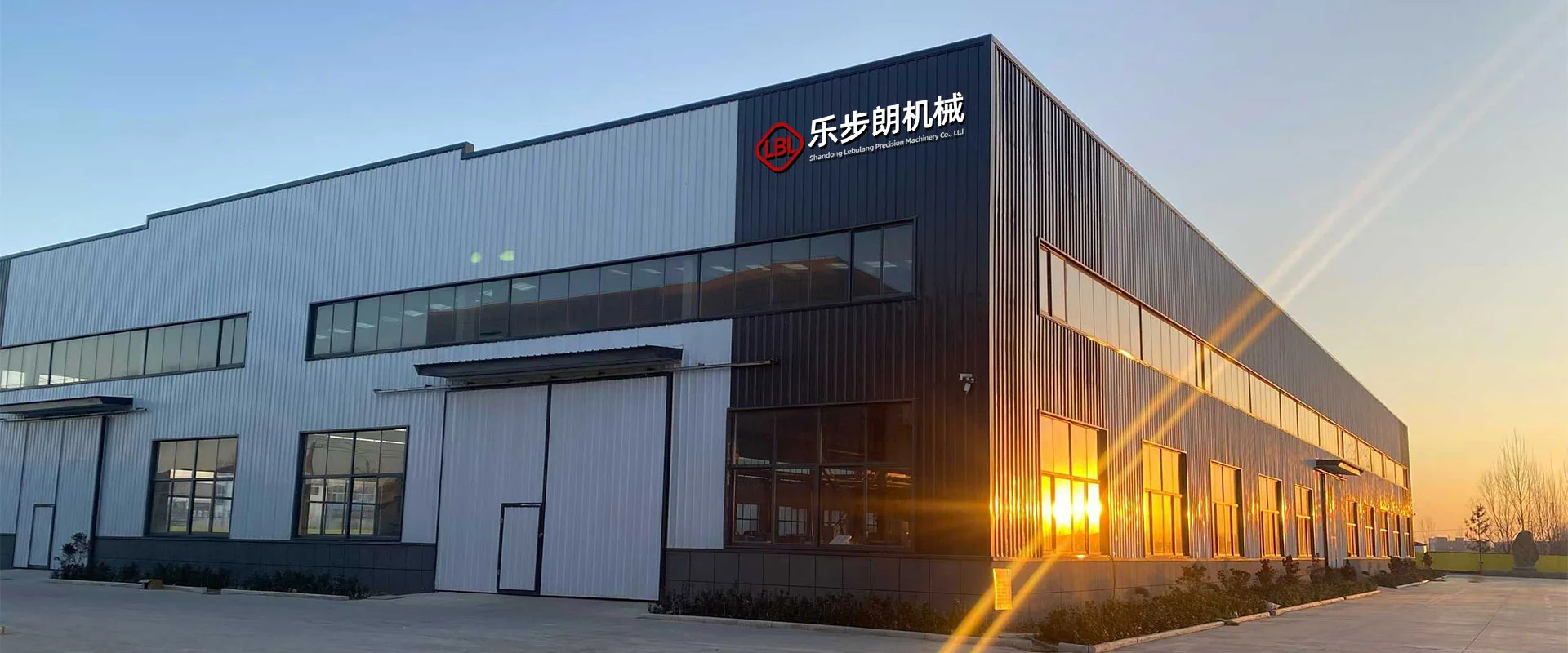 Usine de machines en aluminium pour murs-rideaux en Chine Usine de machines en aluminium pour murs-rideaux en Chine