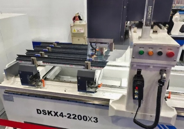 Comment une perceuse pour murs-rideaux en aluminium CNC à 4 têtes, haute précision et robuste, peut-elle transformer votre efficacité de production Comment une perceuse pour murs-rideaux en aluminium CNC à 4 têtes, haute précision et robuste, peut-elle transformer votre efficacité de production