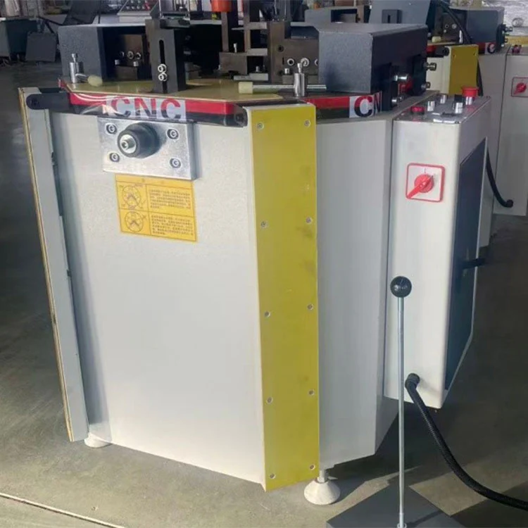 Machine de sertissage de coin de fenêtre en aluminium à 4 têtes