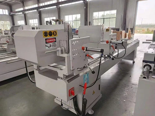 la coupe de précision principale de double de 400mm a vu l'équipement de fabrication de profil de fenêtre de PVC