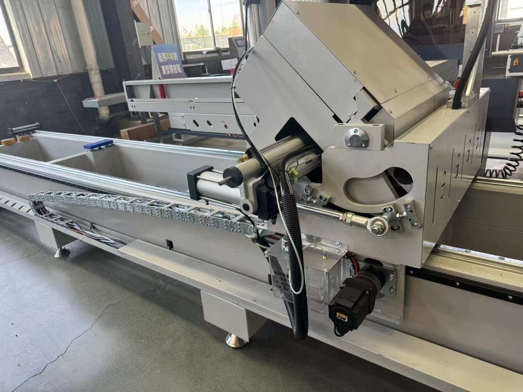 Scie à onglets de précision à pivot externe CNC 550, 45°/90