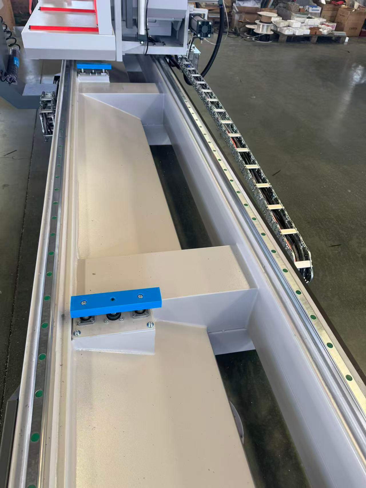 Scie pivotante interne haute précision CNC 550 (45°/90°)