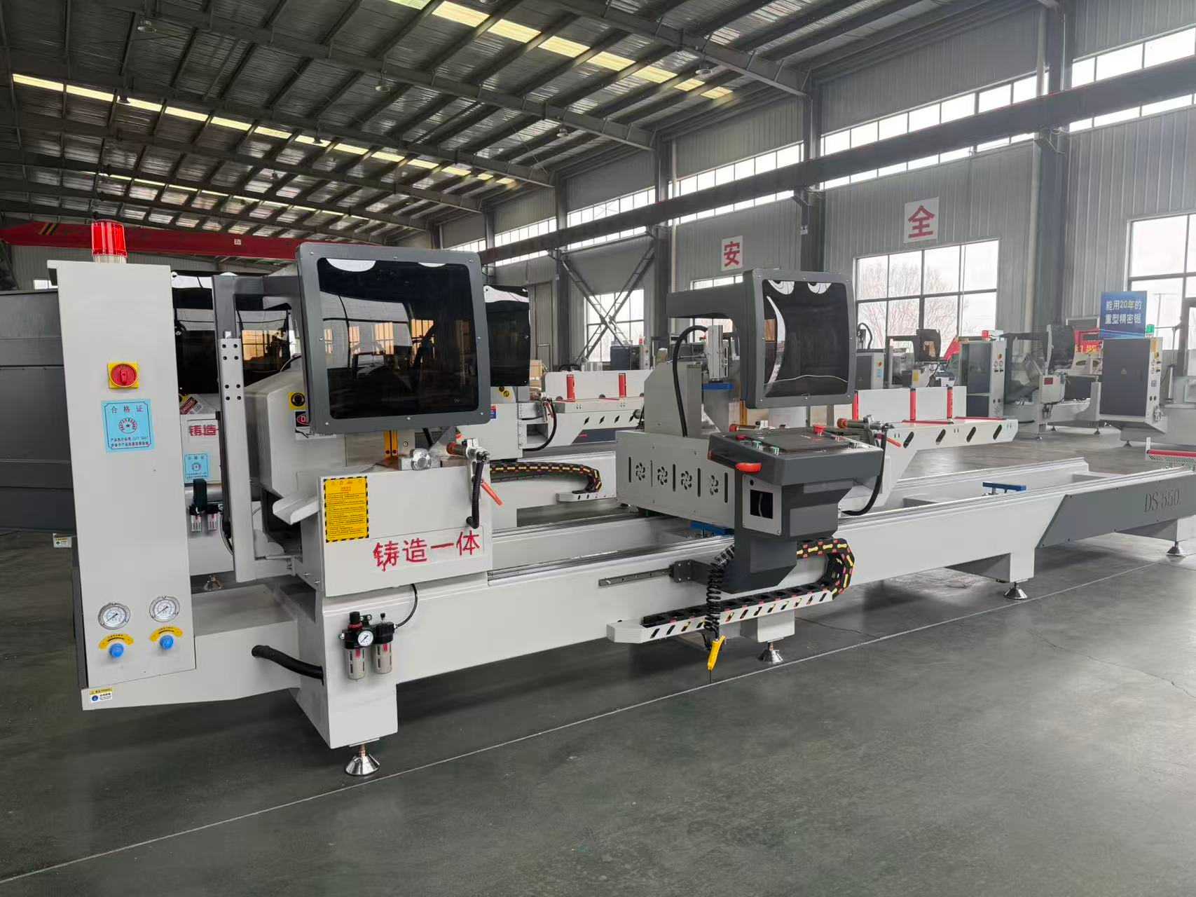 Scie de précision 550 CNC pivotante interne à 45 degrés et 90 degrés