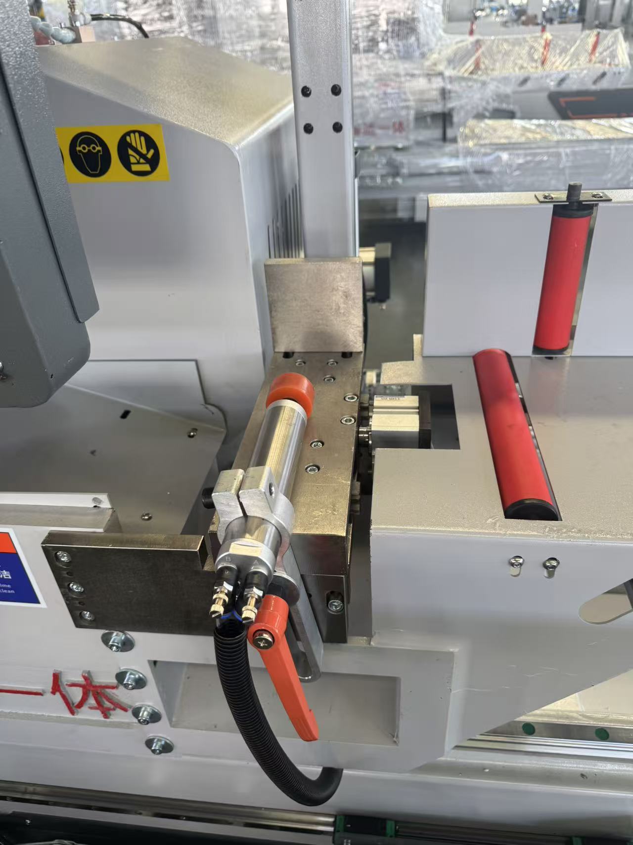 Scie à tronçonner pivotante interne CNC 550 (45° et 90°)
