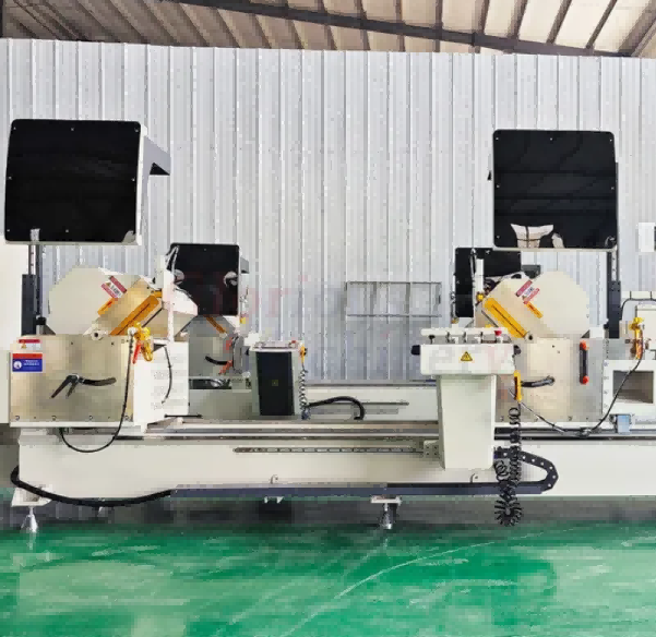 Scie à onglets pivotante interne à micro-tolérance CNC 550