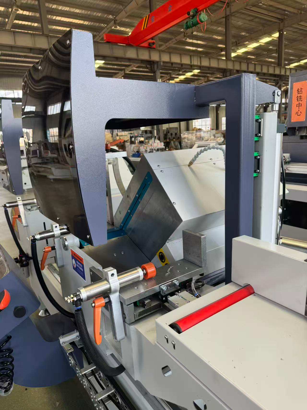 Scie à onglets CNC 550 à rotation vers l'extérieur pour production à grand volume, 45°/90°