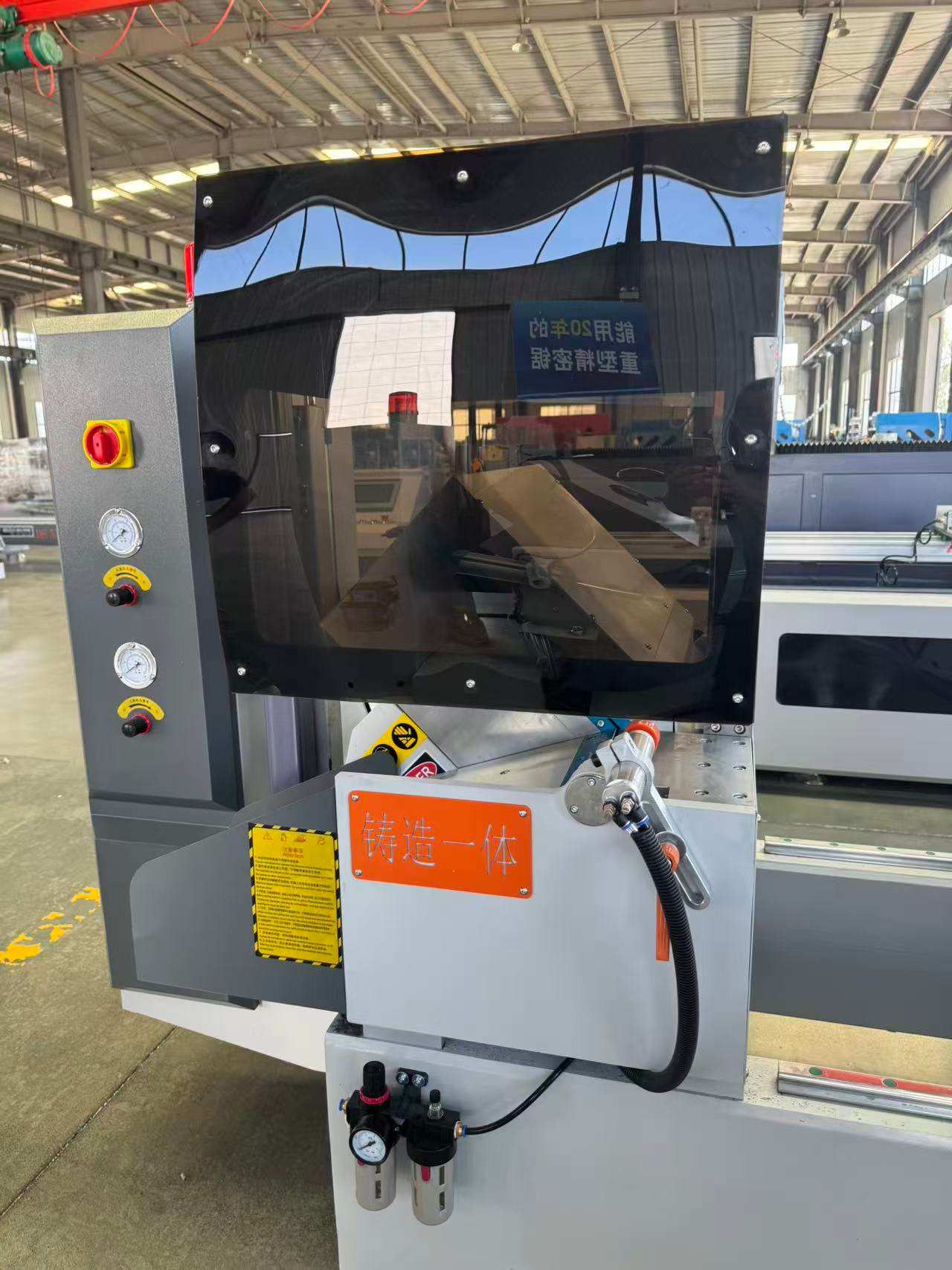 Scie de coupe de précision CNC 550 à rotation vers l'extérieur, 45°/90°