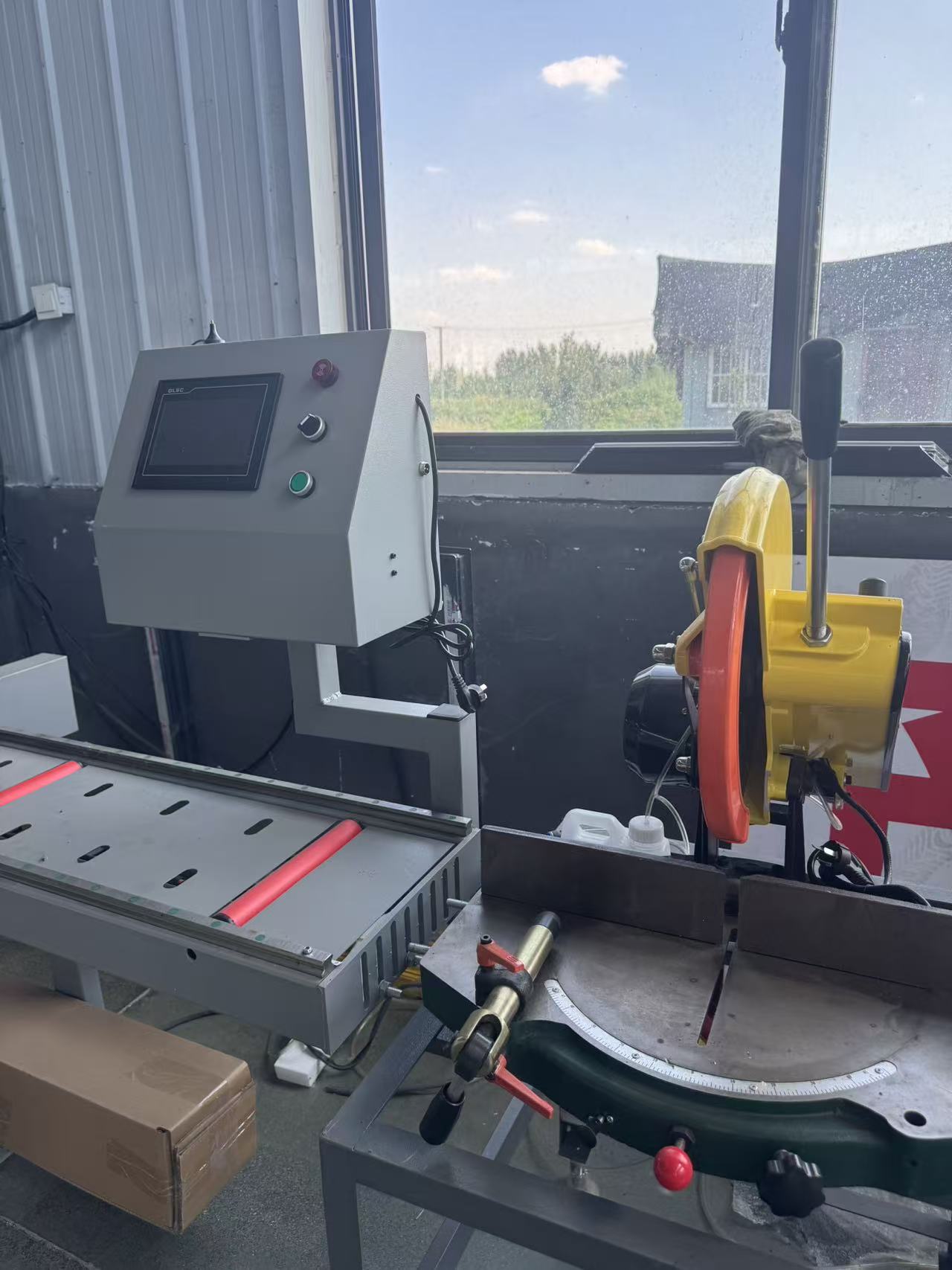 Scie CNC à longueur fixe pour la coupe de cordons de vitrage de fenêtres en aluminium à rupture de pont thermique