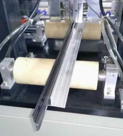 Machine d'insertion de profilés en aluminium à double moteur