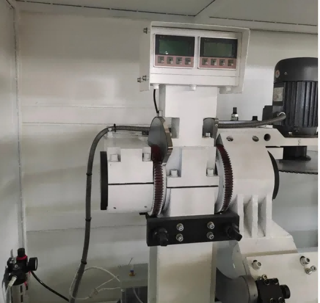 Scie à encocher pour murs-rideaux entièrement automatique et robuste