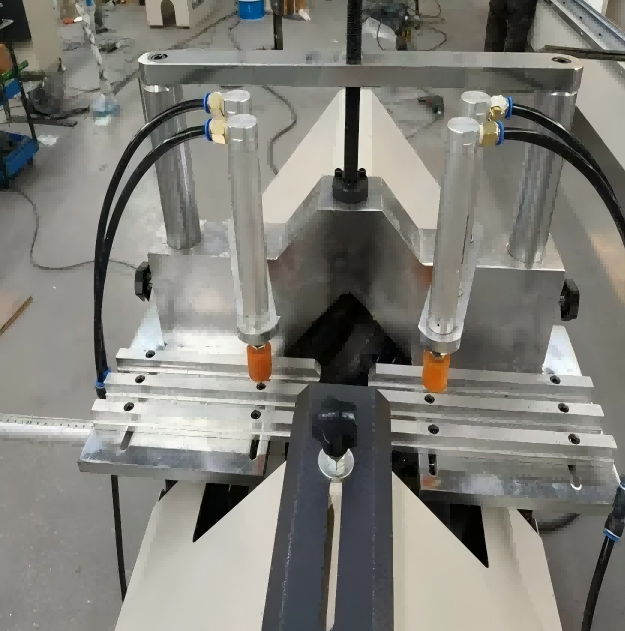 Machine de coupe d'onglet de perle de vitrage de fenêtre UPVC à Double tête de haute précision robuste pour la fabrication de portes et fenêtres en PVC