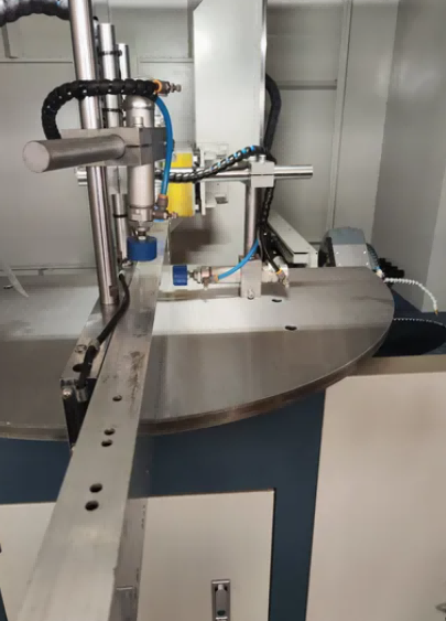 Scie à encocher hydraulique robuste pour murs-rideaux pour profilés en aluminium à parois épaisses