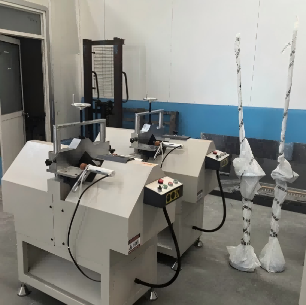 Machine de découpe de parcloses de précision robuste pour fenêtres UPVC