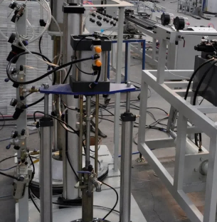 Applicateur de mastic à deux composants contrôlé par PLC pour verre isolant