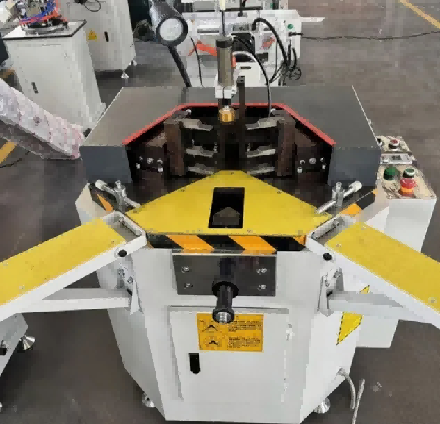 Machine à sertir à sertir le coin de profil en aluminium de la précision 140mm