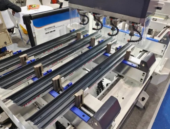 Perceuse de mur rideau en aluminium CNC à 4 têtes de précision