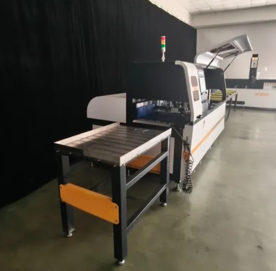 Scie circulaire CNC ultra-précise pour profilés industriels en aluminium